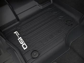 Alfombrilla de goma negra para F-150 con textura acanalada y dos anclajes circulares en el lado del pasajero.